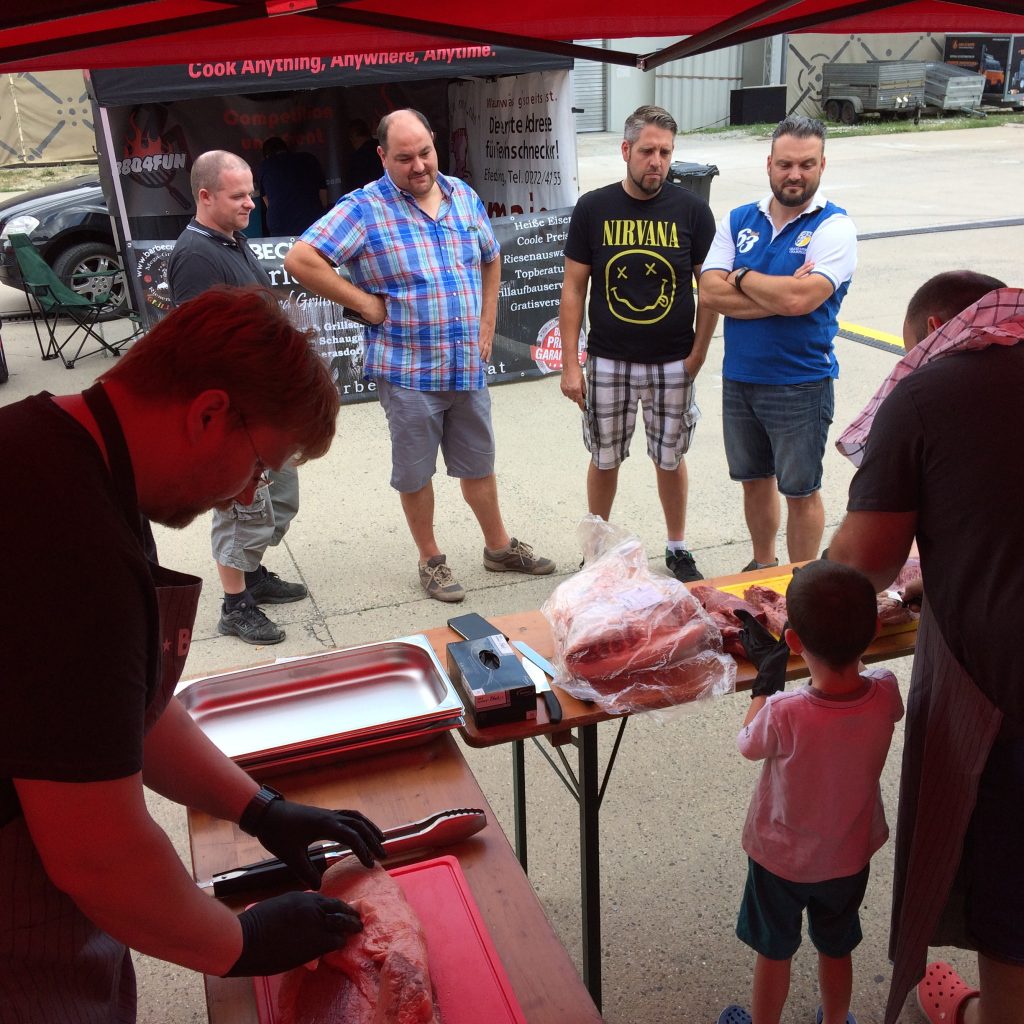 Épp csak elővettünk egy darab húst, máris van közönség